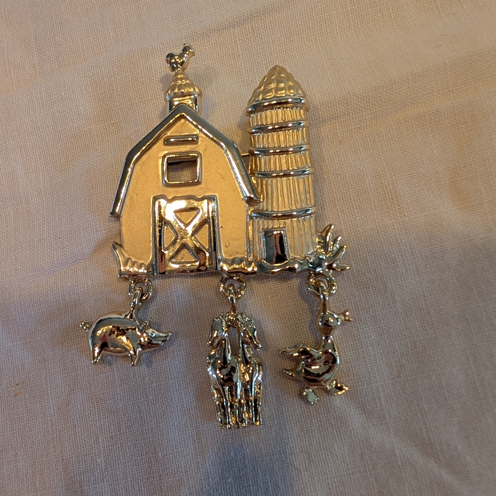 2/20$ Vintage gold brooch depicting a barn and its animals